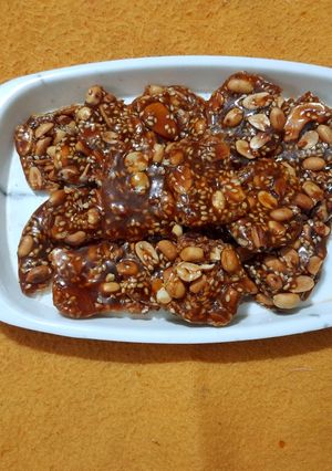 शुगर कारमेलाइज़ड चिक्की (sugar caramelised chikki recipe in Hindi) रेसिपी मुख्य फोटो