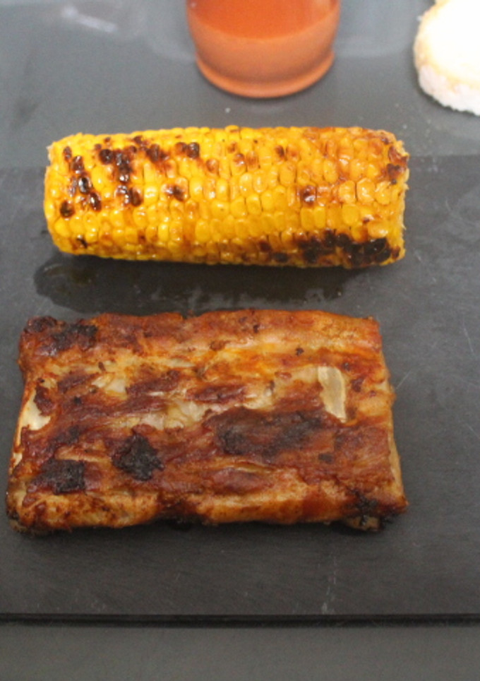 Una foto de Costillar adobado con maíz