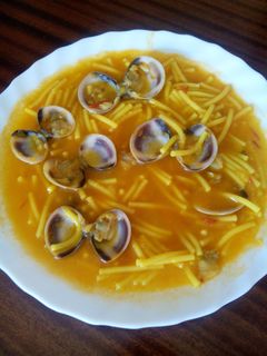 Una foto de Fideos con almejas