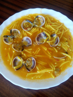 Una foto de Fideos con almejas