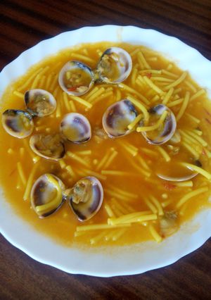 Una foto de Fideos con almejas