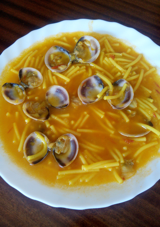 Una foto de Fideos con almejas