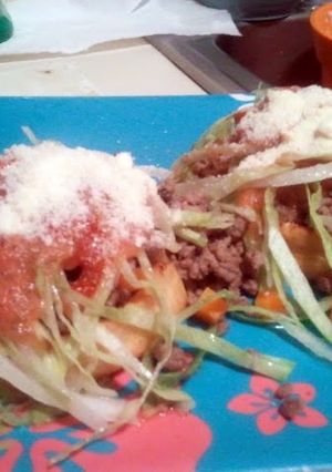 A picture of sopes con mole.