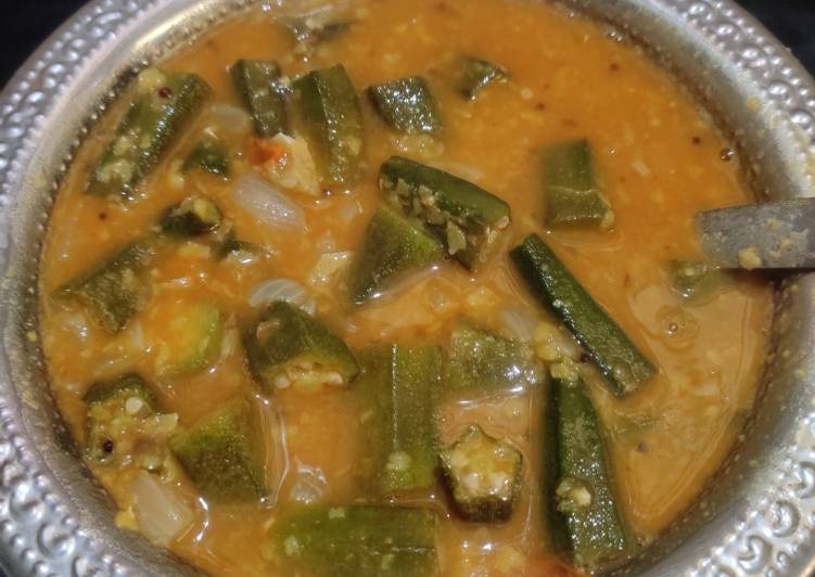 How to Prepare Quick வதக்கி விட்ட வெண்டைக்காய் சாம்பார்(Roasted Bhindi Sambar) (Vendaikkaai sambar recipe in tamil)