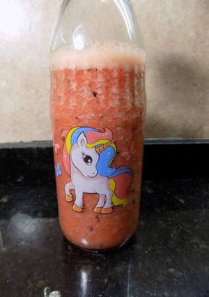 Una foto de Batido de zanahoria, ciruelas y cerezas con leche de coco y miel