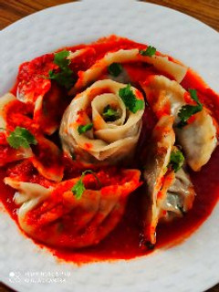 वेज मोमोज विथ स्पाइसी साॅस (Veg Momos with spicy sauce recipe in Hindi) रेसिपी मुख्य फोटो
