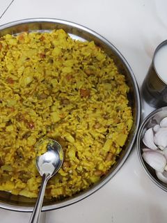 વઘારેલી ખીચડી (Vaghareli Khichdi Recipe In Gujarati) રેસીપી મુખ્ય ફોટો