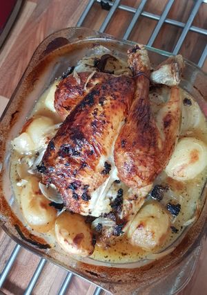 Une photo de Poulet rôti aux oignons et pommes de terre