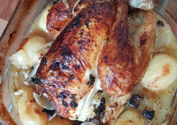 Poulet rôti aux oignons et pommes de terre