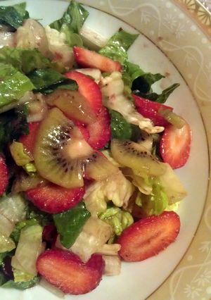 A picture of Romaine, Strawberry & kiwi salad.