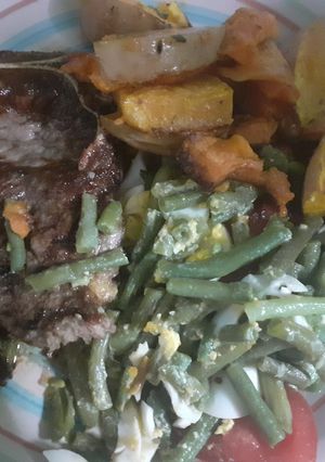 Una foto de Costilla con ensalada