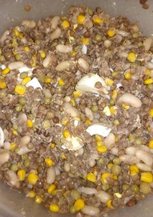 Una foto de Ensalada de lentejas y algo más..
