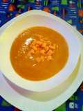 Sopa crema casera de verduras con cubitos de queso mozzarella
