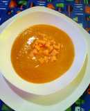 Sopa crema casera de verduras con cubitos de queso mozzarella