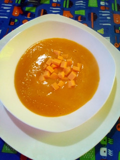 Una foto de Sopa crema casera de verduras con cubitos de queso mozzarella