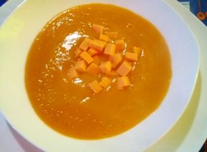 Una foto de Sopa crema casera de verduras con cubitos de queso mozzarella