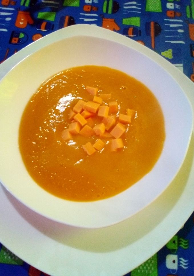 Una foto de Sopa crema casera de verduras con cubitos de queso mozzarella