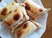 Una foto de sobras rellenos de empanadas