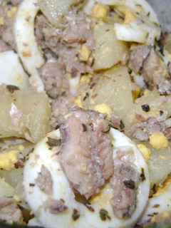 Una foto de Abrimos una lata de sardinas, papa, huevo y se armo la ensalada !!!!!!
