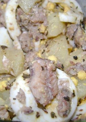 Una foto de Abrimos una lata de sardinas, papa,  huevo y se armo la ensalada !!!!!!