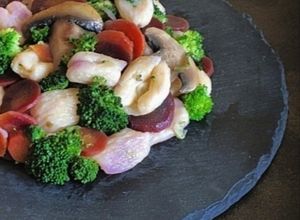 Foto di Cavatelli con carote viola broccoletti e funghi champignon