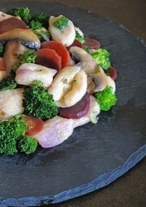 Foto di Cavatelli con carote viola broccoletti e funghi champignon