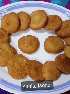 आटे की मीठी मठरी (aate ki mithi mathri recipe in Hindi) रेसिपी मुख्य फोटो