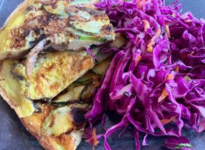 Una foto de Tortilla de zapallo italiano y champiñones