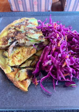 Una foto de Tortilla de zapallo italiano y champiñones
