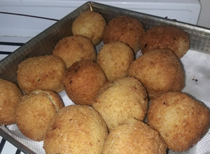 Una foto de Bombas de papa con jamón y queso