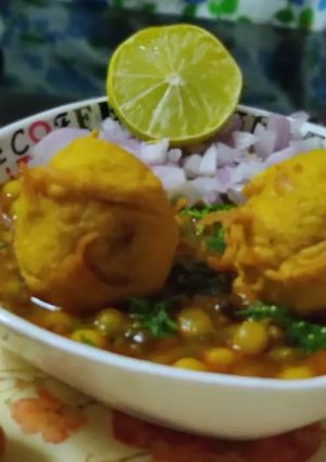 મિસલ -વડા પાવ (Missal Vada Pav Recipe In Gujarati) રેસીપી મુખ્ય ફોટો