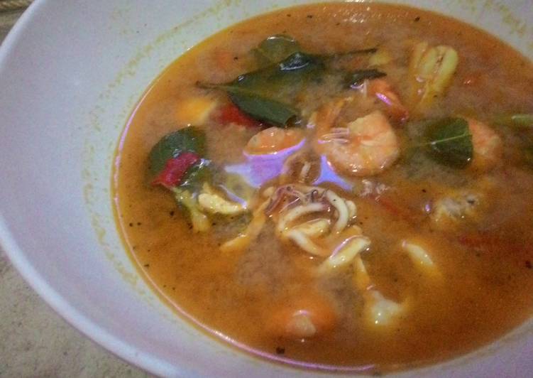 Sup tom yam seafood