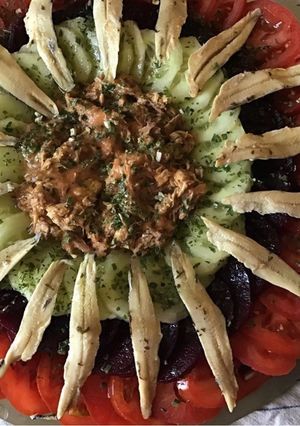 Une photo de Salade composée tomates betteraves concombre anchois et maquereau