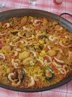 Una foto de Paella de pollo y marisco