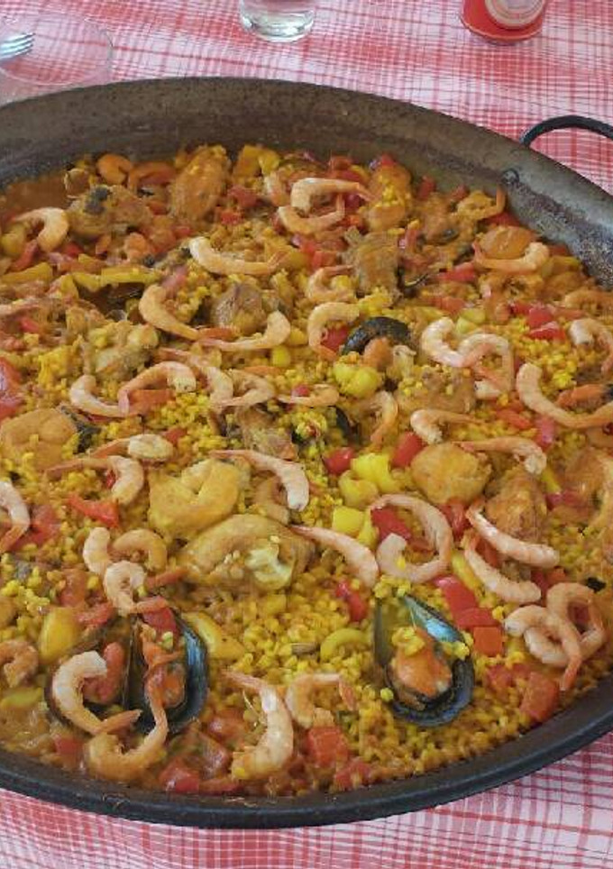 Una foto de Paella de pollo y marisco