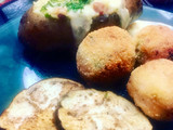 Papa rellena acompañada con albóndigas de pollo y berenjena