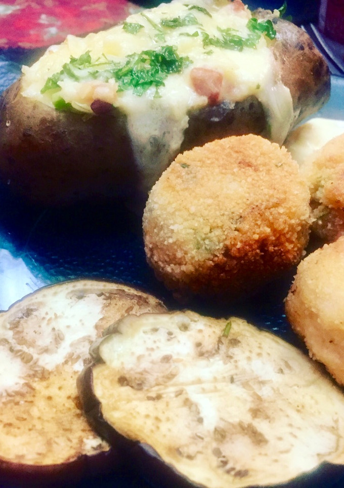 Una foto de Papa rellena acompañada con albóndigas de pollo y berenjena