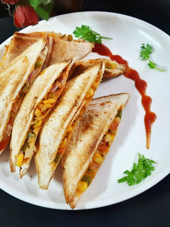 शेजवान कॉर्न एंड कैप्सिकम सैंडविच (schezwan corn and capsicum sandwich recipe in Hindi) रेसिपी मुख्य फोटो