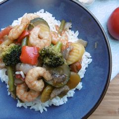 A picture of Stir – Fry Shrimps & Veggies with Rice (Laxanika me Garides kai Ryzi).