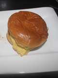 Falsa hamburguesa de tortilla de sobras de patatas y gambas