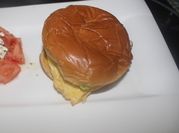Una foto de hamburguesas picnic