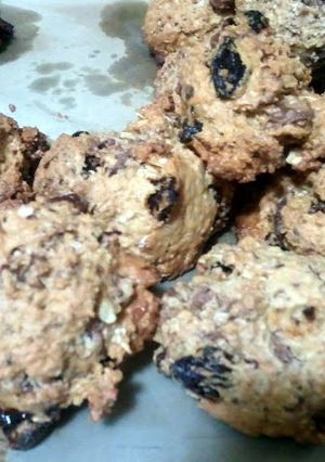 A picture of raisin chocolate oat cookies.