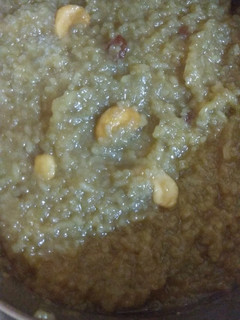 நாவில் கரையும் ஸ்வீட் பொங்கல் (naavil karayum sweet pongal recipe in tamil) செய்முறை முக்கிய புகைப்படம்