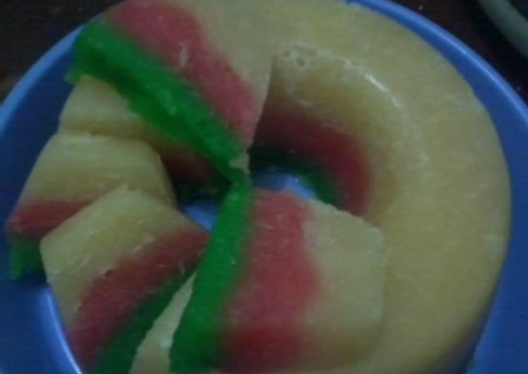 Langkah Mudah untuk mengolah KUE LAPIS SINGKONG WARNA yang Lezat Sekali
