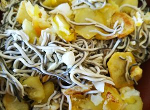 Foto principal de Revuelto de gulas con huevo y patatas 😬