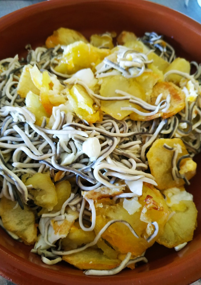 Una foto de Revuelto de gulas con huevo y patatas 😬