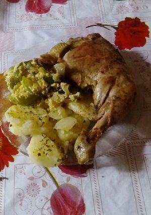 Una foto de Pollo al horno con papas y zapallitos