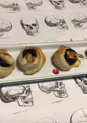 Une photo de Feuilletés pruneaux et cantal