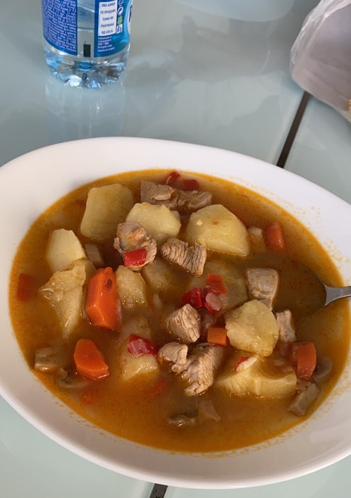Una foto de Estofado de pavo con verduras🍗🍅🫑