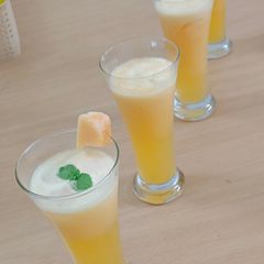 A picture of Muskmelon and Orange juice.